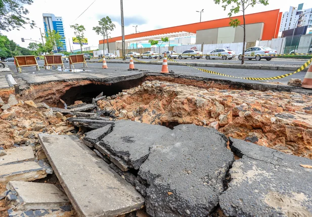 Buraco deixa parte da Avenida Raul Lopes interditada