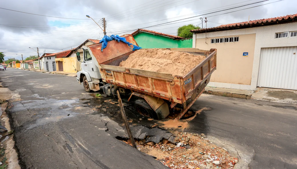 O caminhão caiu no buraco localizado no bairro Dirceu II