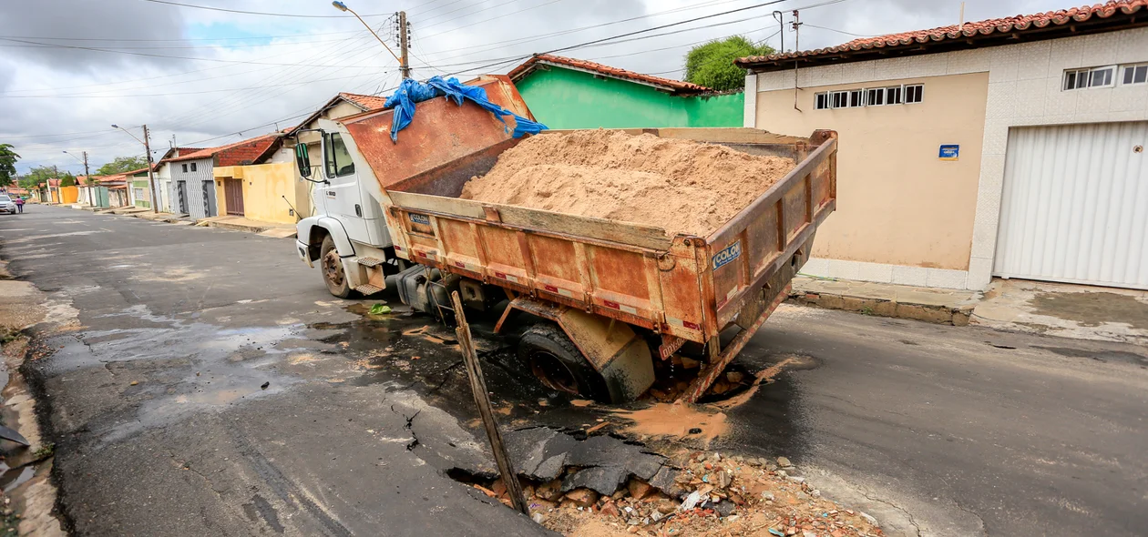 O caminhão caiu no buraco localizado no bairro Dirceu II