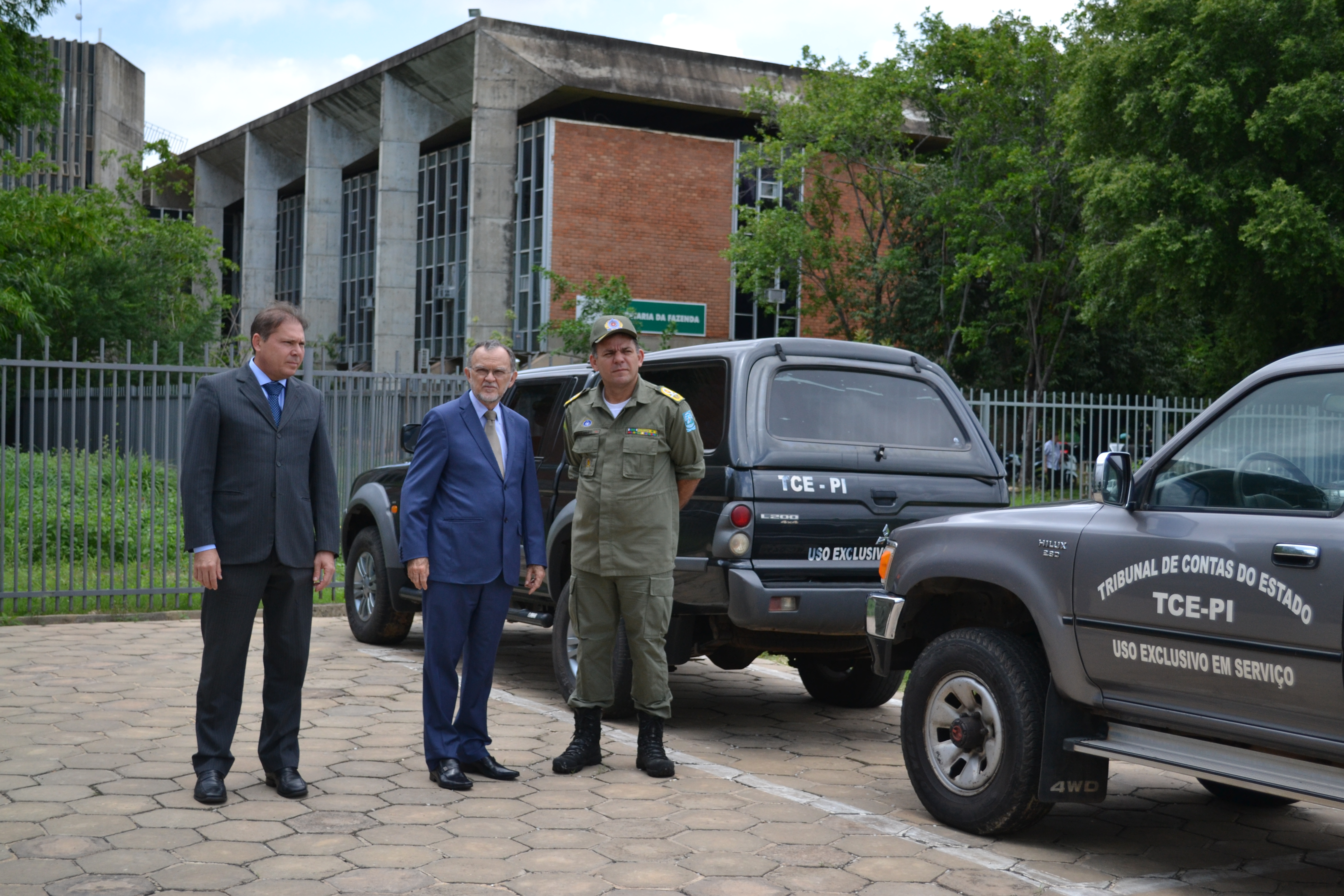 Entrega dos veículos a policia militar 