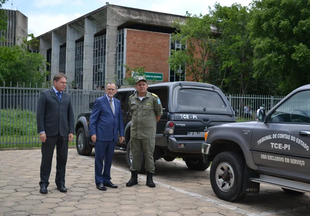 Entrega dos veículos a policia militar 
