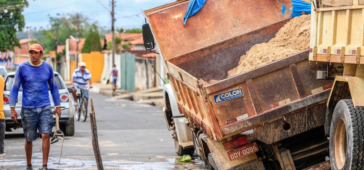 Funcionários da empresa tentando recuperar a carga que estava no caminhão