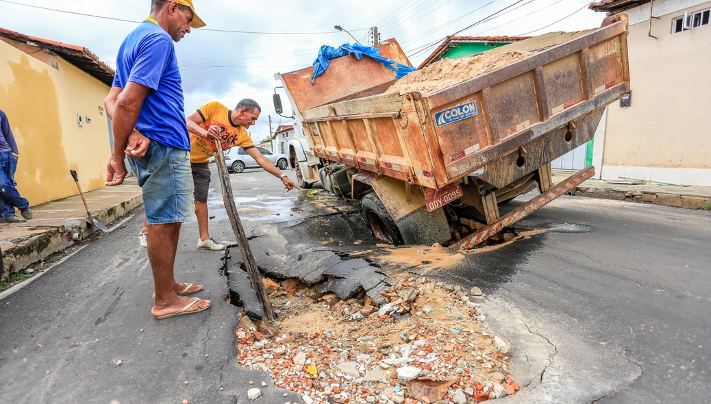 Motorista do caminhão explicando como aconteceu o acidente