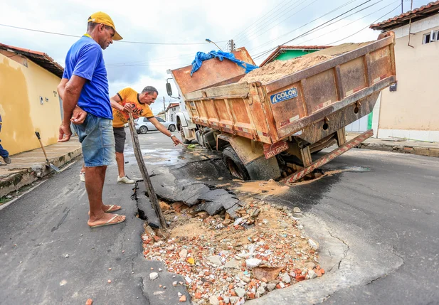 Caminhão cai em buraco em rua na zona sudeste de Teresina