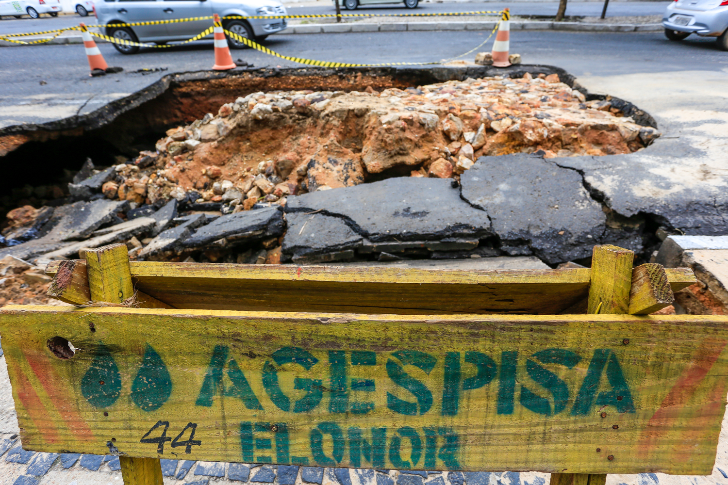 Obra da Agespisa em frente ao riverside shopping