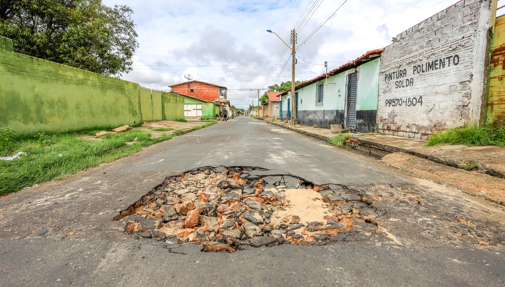 Outro buraco foi encontrado na quadra 250 do bairro Dirceu II