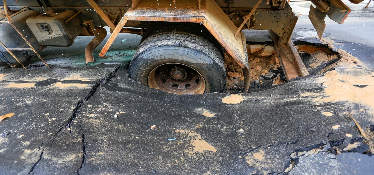 Parte traseira do caminhão ficou dentro do buraco