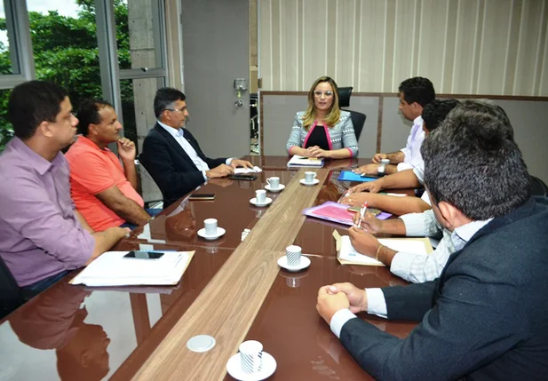 Reunião entre Rejane Dias e a equipe da prefeitura de Campo Maior