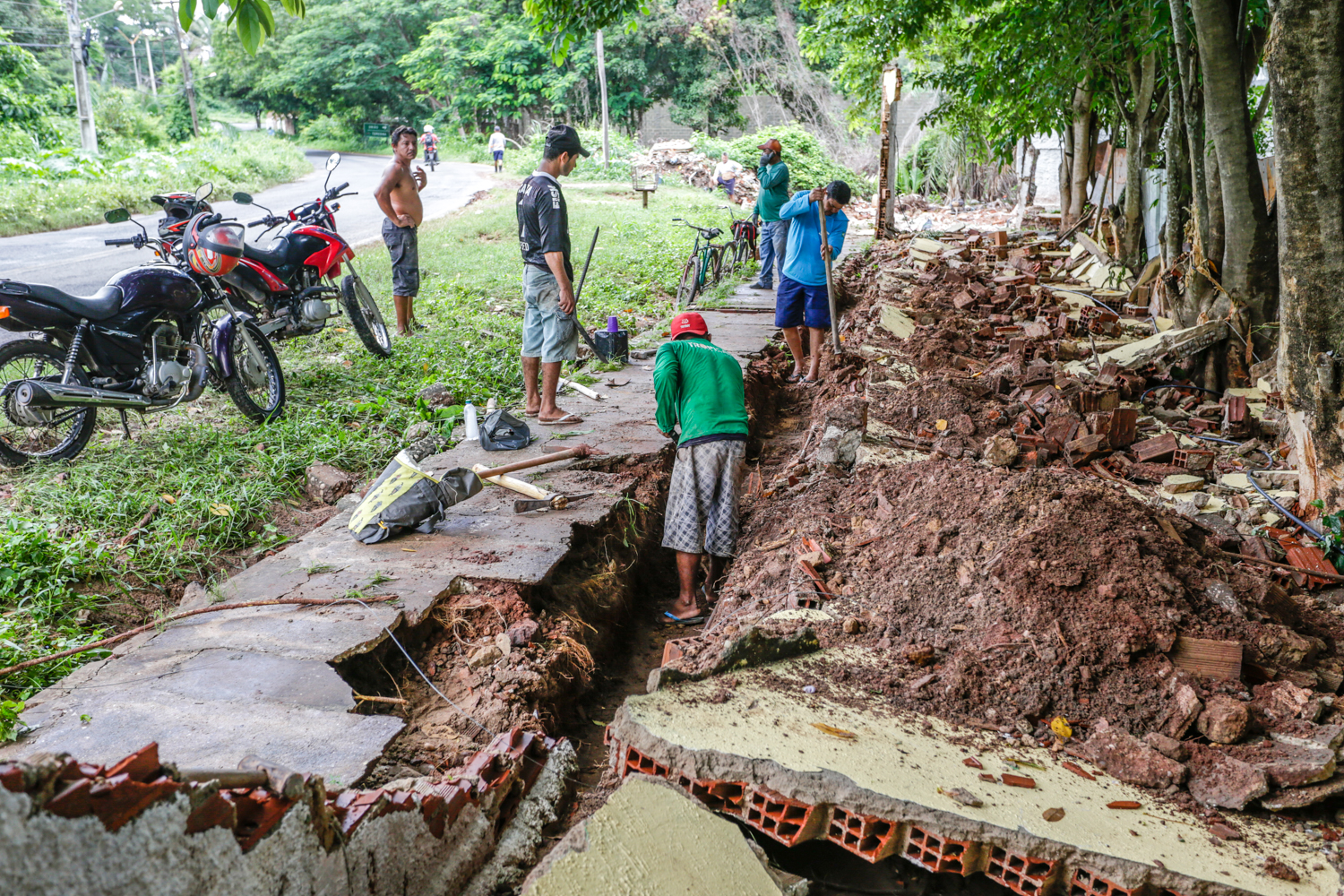 Funcionários da agespisa trabalhando no local