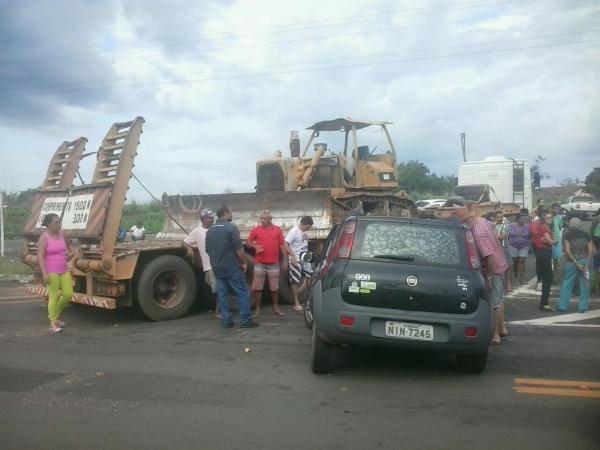 Acidente entre Fiat Uno e carreta na BR-316