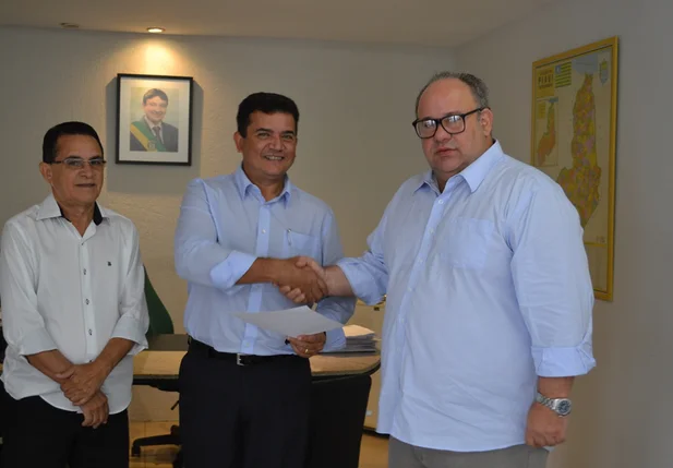 Arão Lobão( diretor geral do Detran) e Wilson Gomes (diretor de registro) recepcionando o novo diretor de 