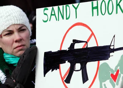 Mulher durante manifestação contra armas nos EUA