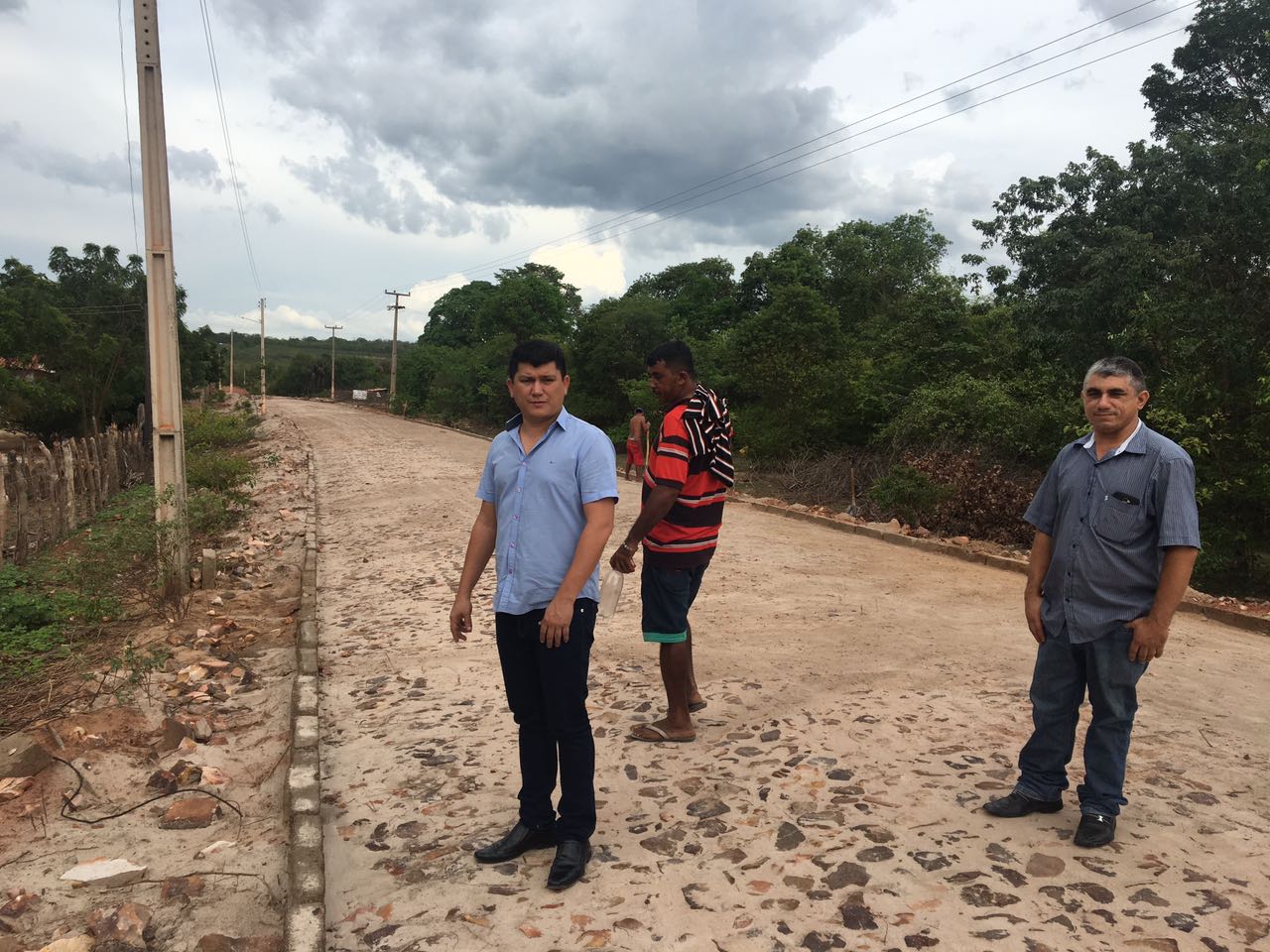  Rubens Vieira fiscaliza execução de obras de calçamento no assentamento Cansanção