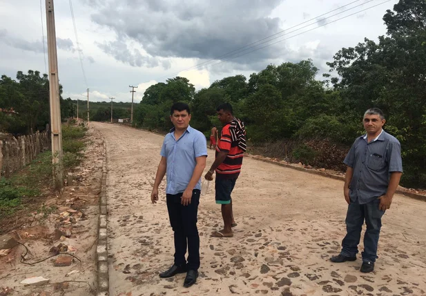  Rubens Vieira fiscaliza execução de obras de calçamento no assentamento Cansanção