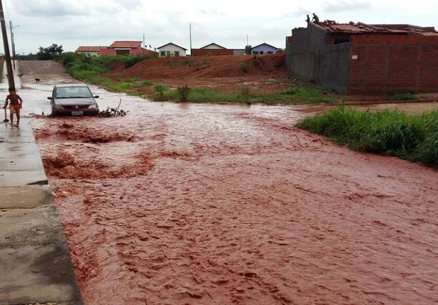 Forte chuva alaga casas e ruas no Vale do Gavião 