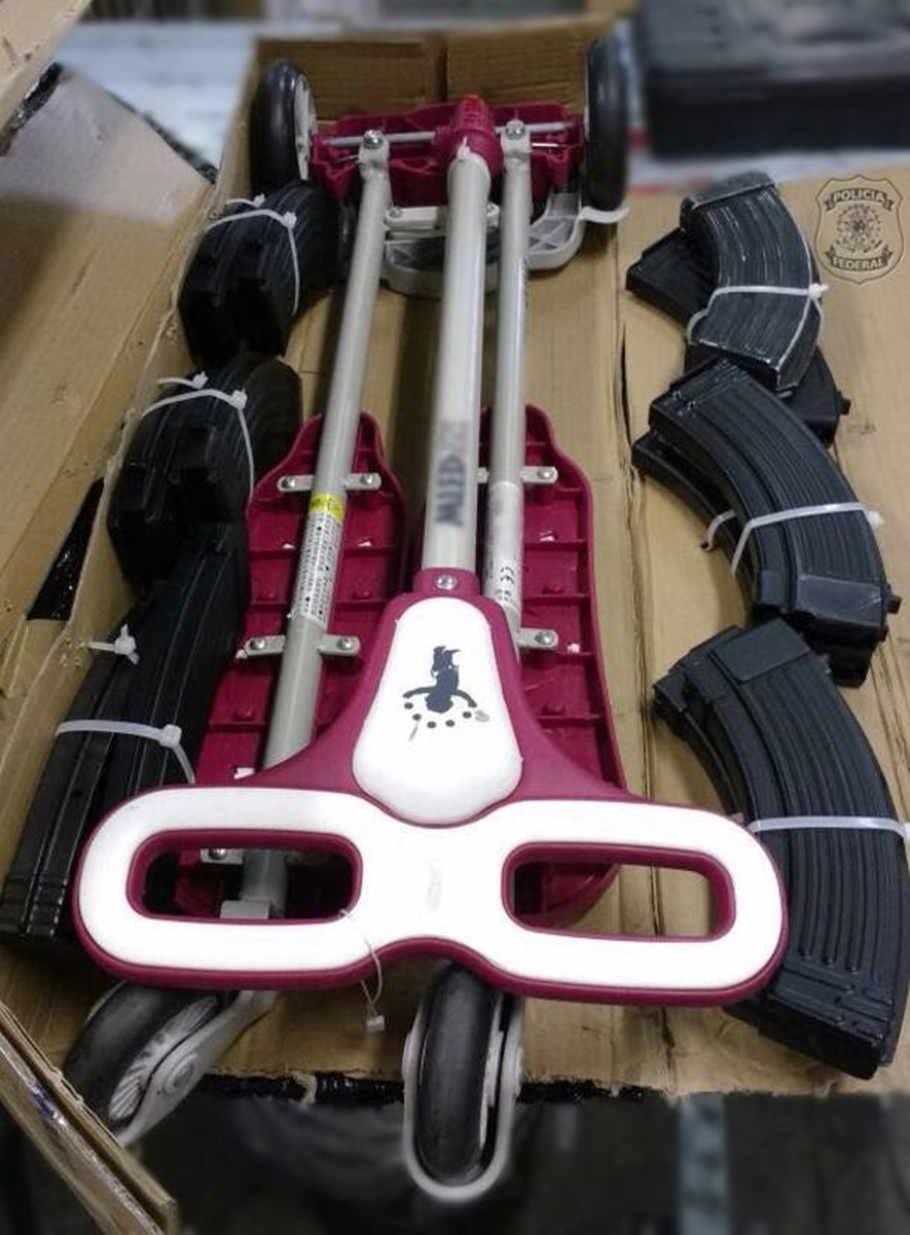 24 carregadores de fuzis estavam escondidos na carga com o carrinho de bebê