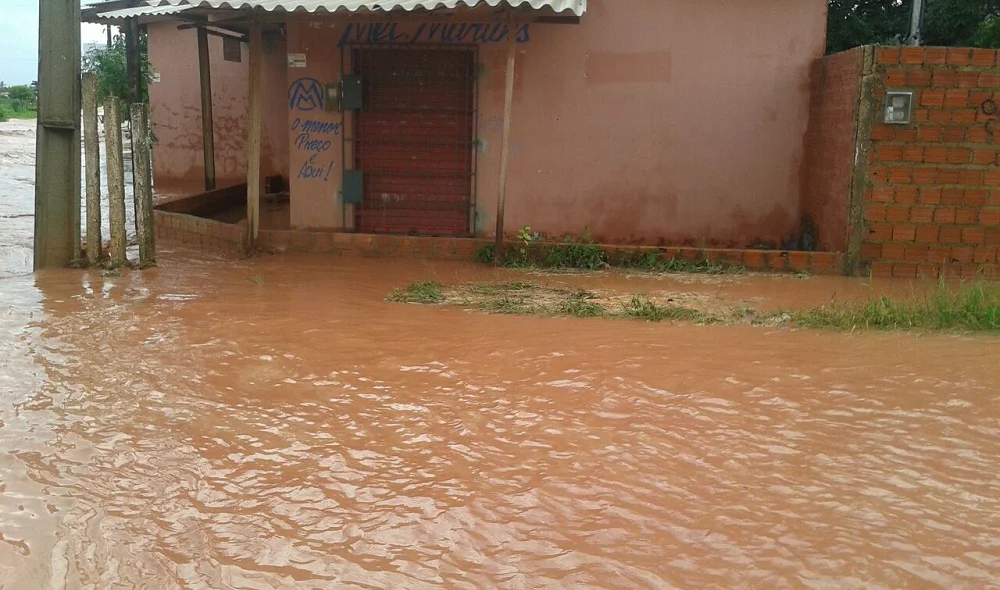 Acesso às casas ficou impedido pela água da chuva no Vale do Gavião