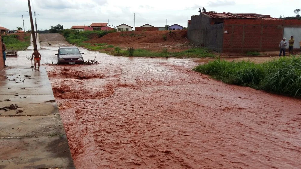 Carros ficaram presos na água após chuva no Vale do Gavião