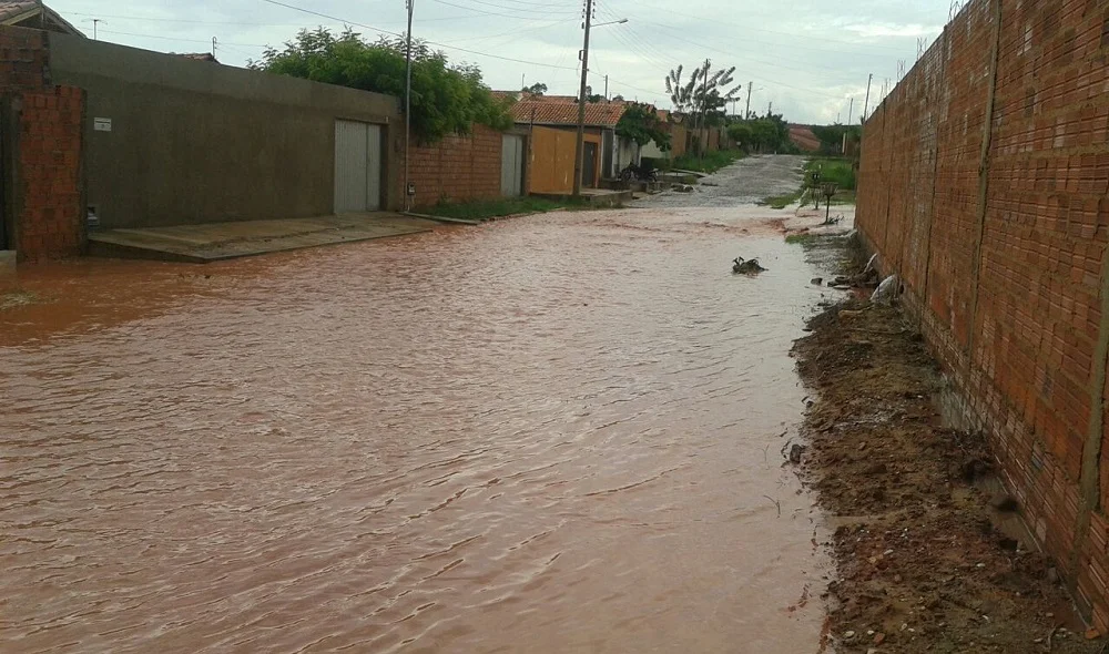 Casas ficaram ilhadas após forte chuva no Vale do Gavião