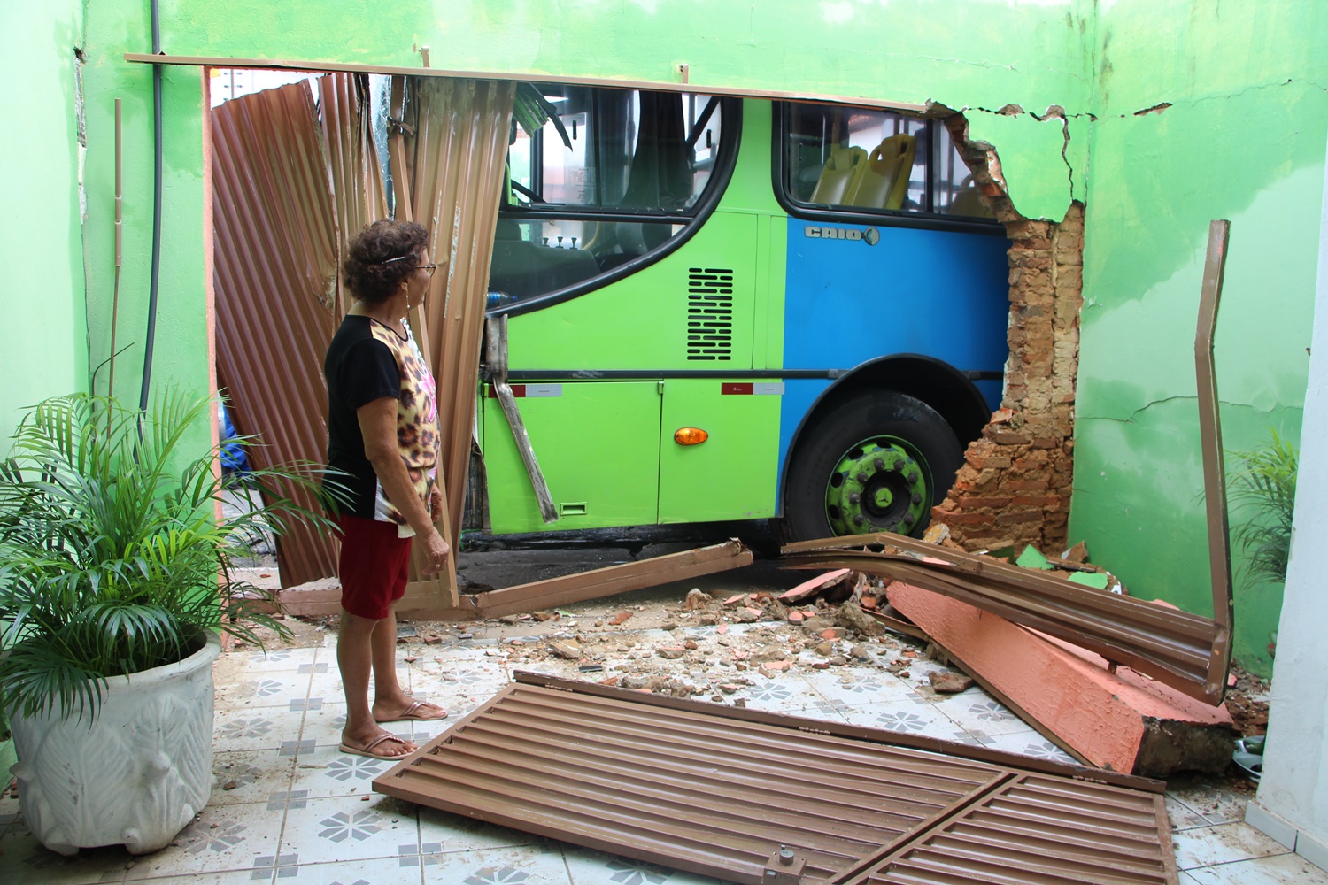 Eulenita Basílio, aposentada e proprietária da casa atingida pelo ônibus