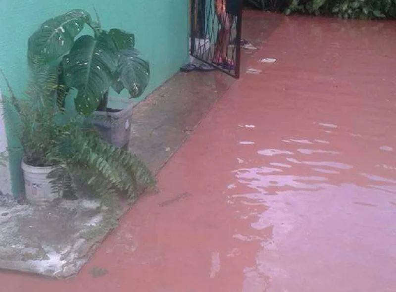Moradores ficaram ilhados dentro de casa após forte chuva no Vale do Gavião