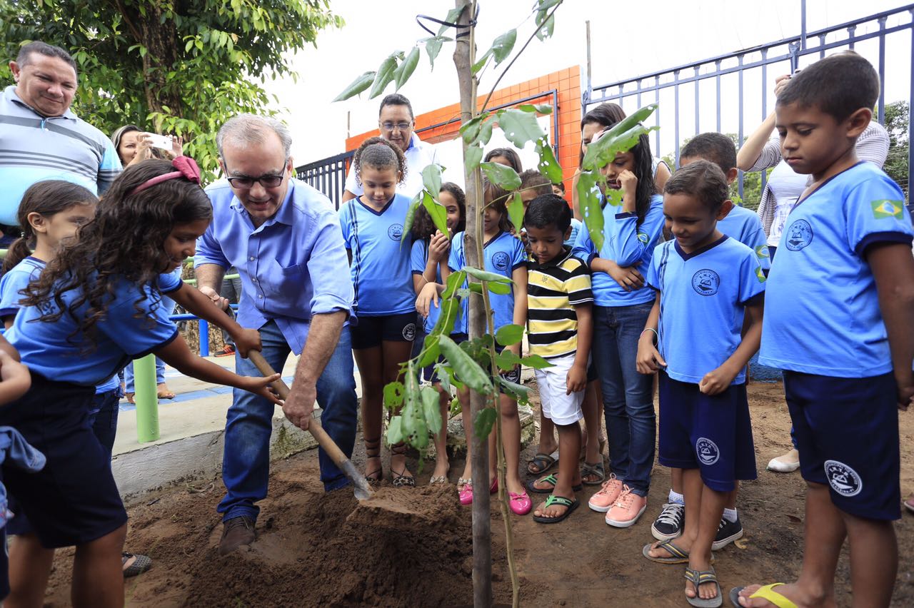 Prefeito Firmino Filho participa de plantio em escola