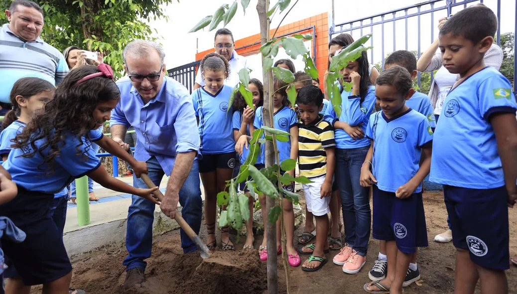 Prefeito Firmino Filho participa de plantio em escola