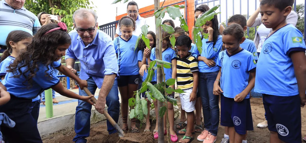 Prefeito Firmino Filho participa de plantio em escola