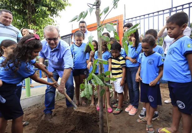 Prefeito Firmino Filho participa de plantio em escola