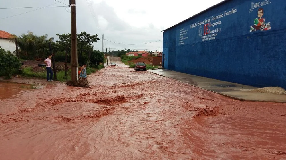 Ruas ficaram alagadas após forte chuva no Vale do Gavião, zona leste de Teresina