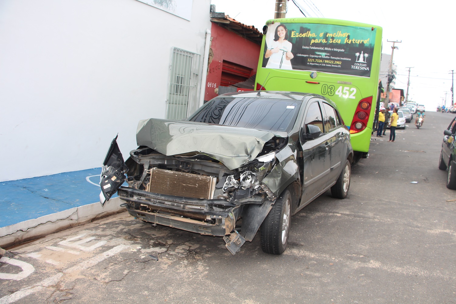 Segundo o propietário do carro a colisão com o veículo amorteceu a batida do ônibus nas residências