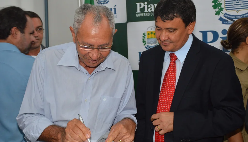 Ao lado do governador, diretor do DER assina ordem de serviço