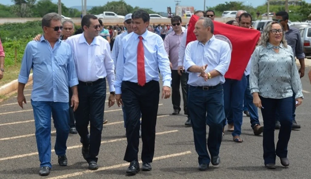 Autoridades percorrem a avenida José de Moura Monteiro