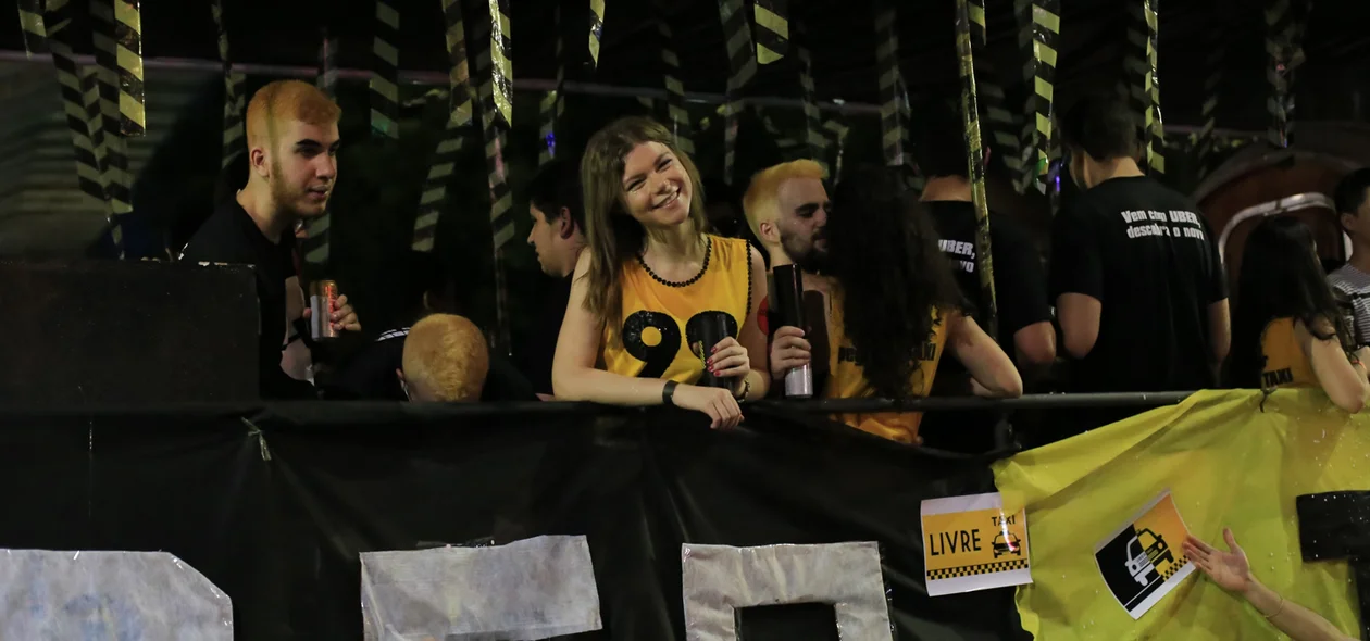 Caminhão Uber x Táxi no Corso 2017