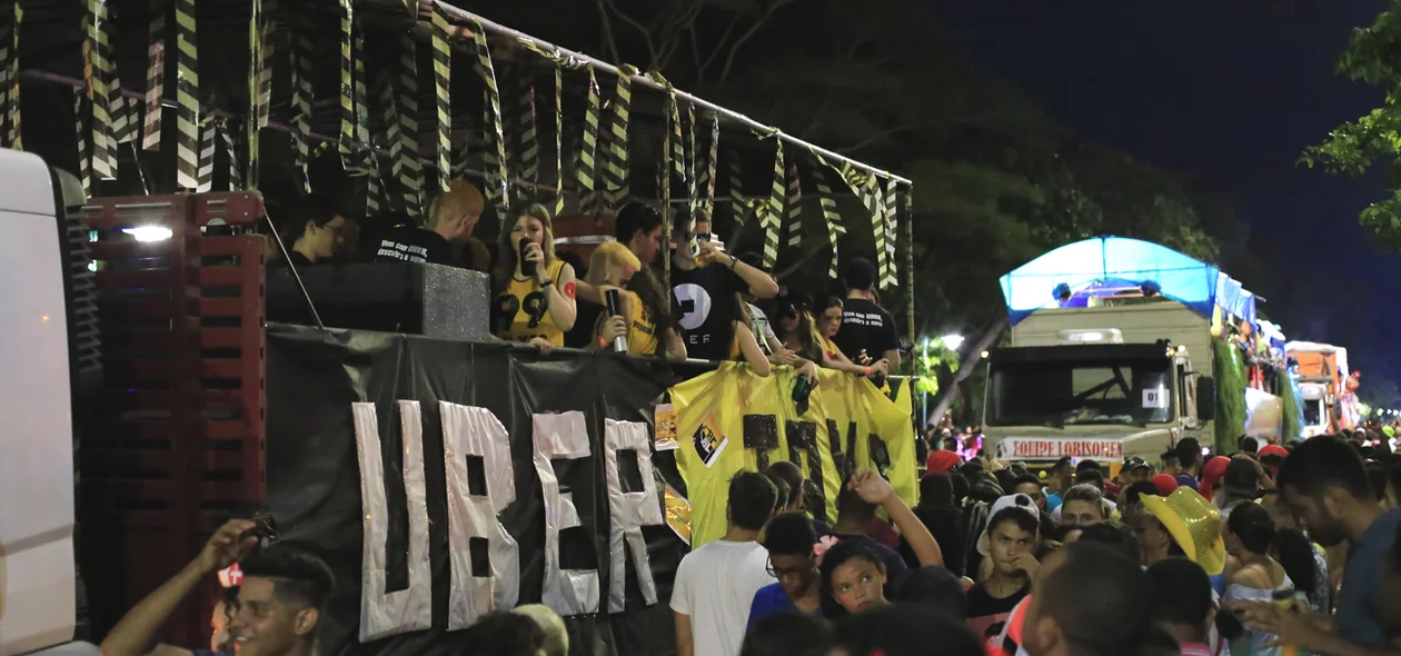 Caminhão Uber x Táxi participa do Corso 2017