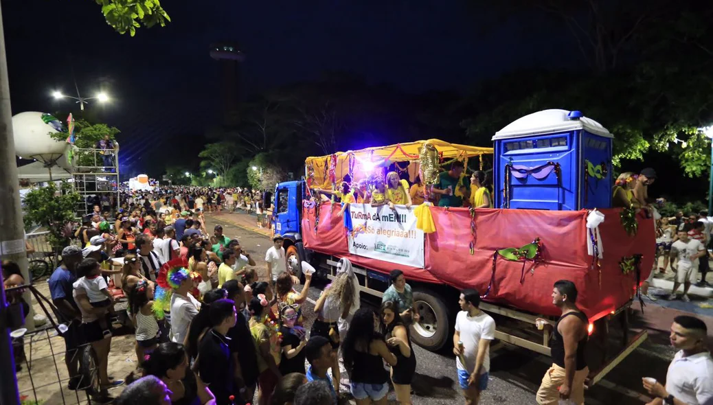 Caminhões desfilam na Raul Lopes no Corso 2017