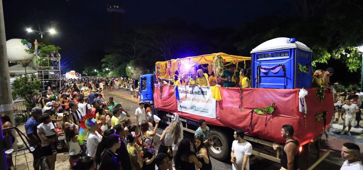 Caminhões desfilam na Raul Lopes no Corso 2017
