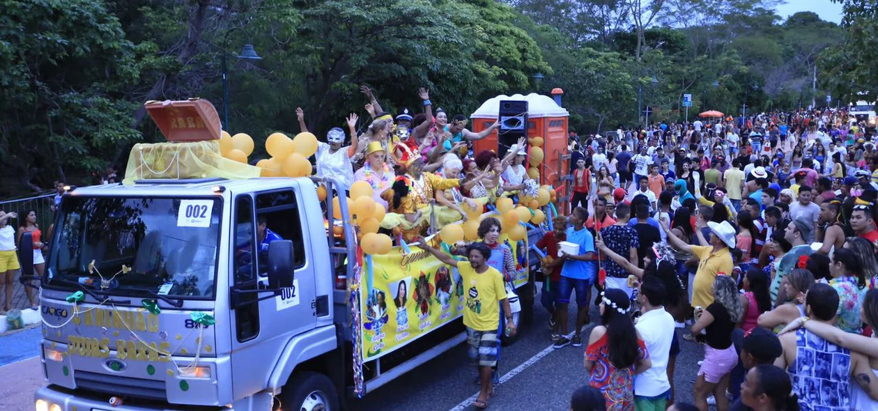 Caminhões desfilam no Corso 2017