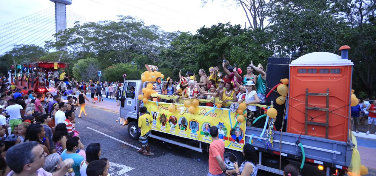Caminhões desfilam no Corso