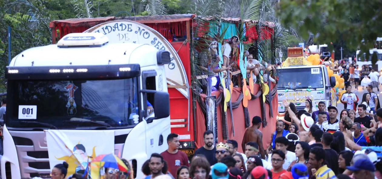 Caminhões desfilam no maior Corso