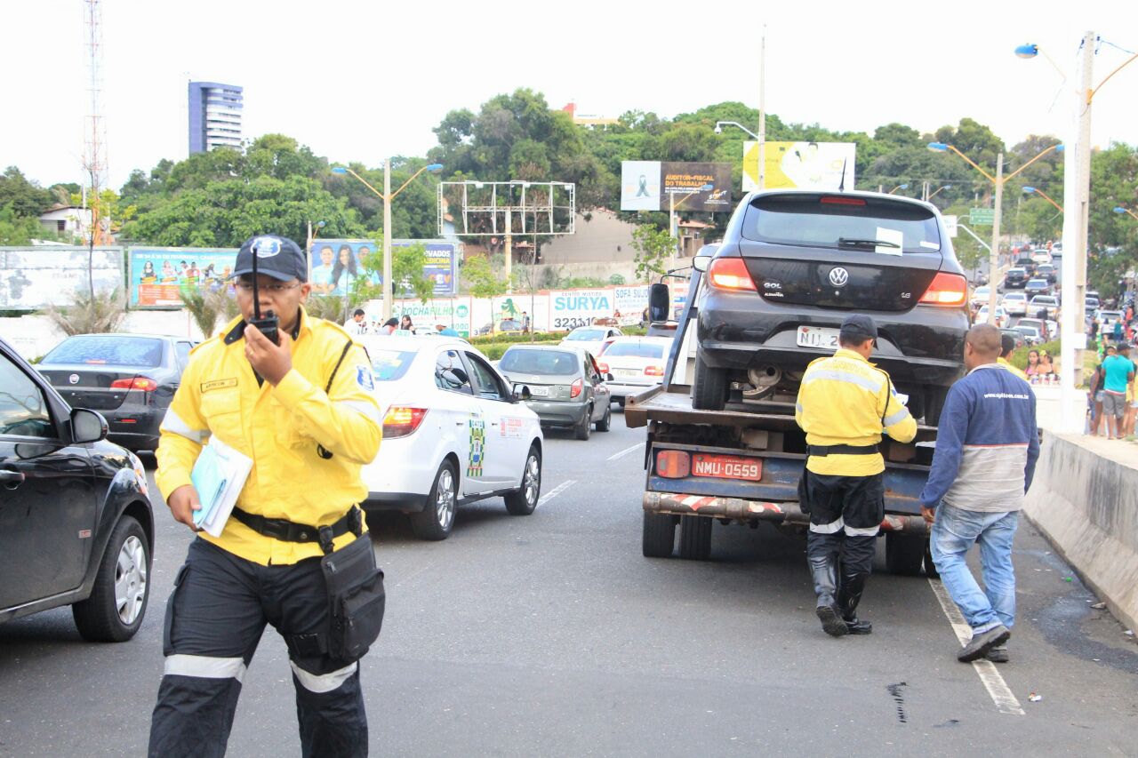Carro sendo rebocado