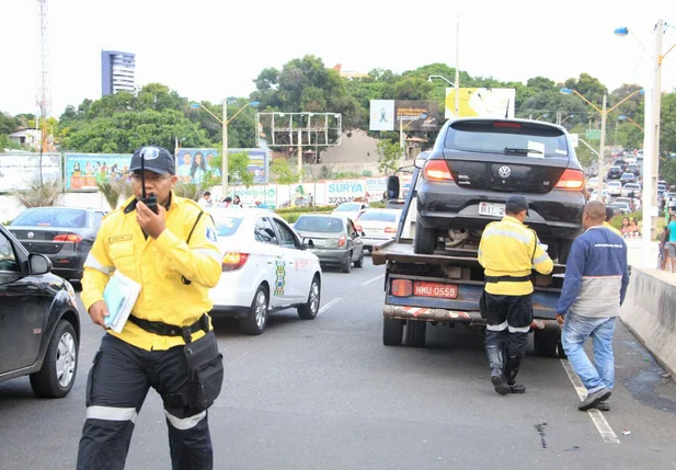 Carro sendo rebocado