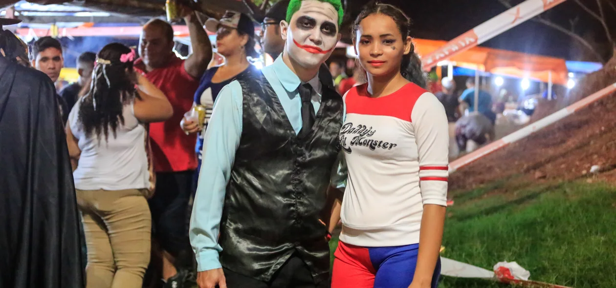 Casais fantasiados
