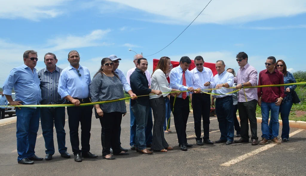 Desenlace da fita inaugural da avenida José de Moura Monteiro
