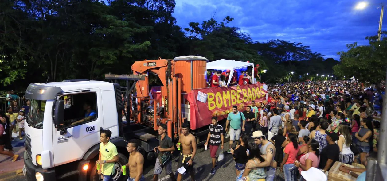 Desfile de caminhões no Corso de Teresina