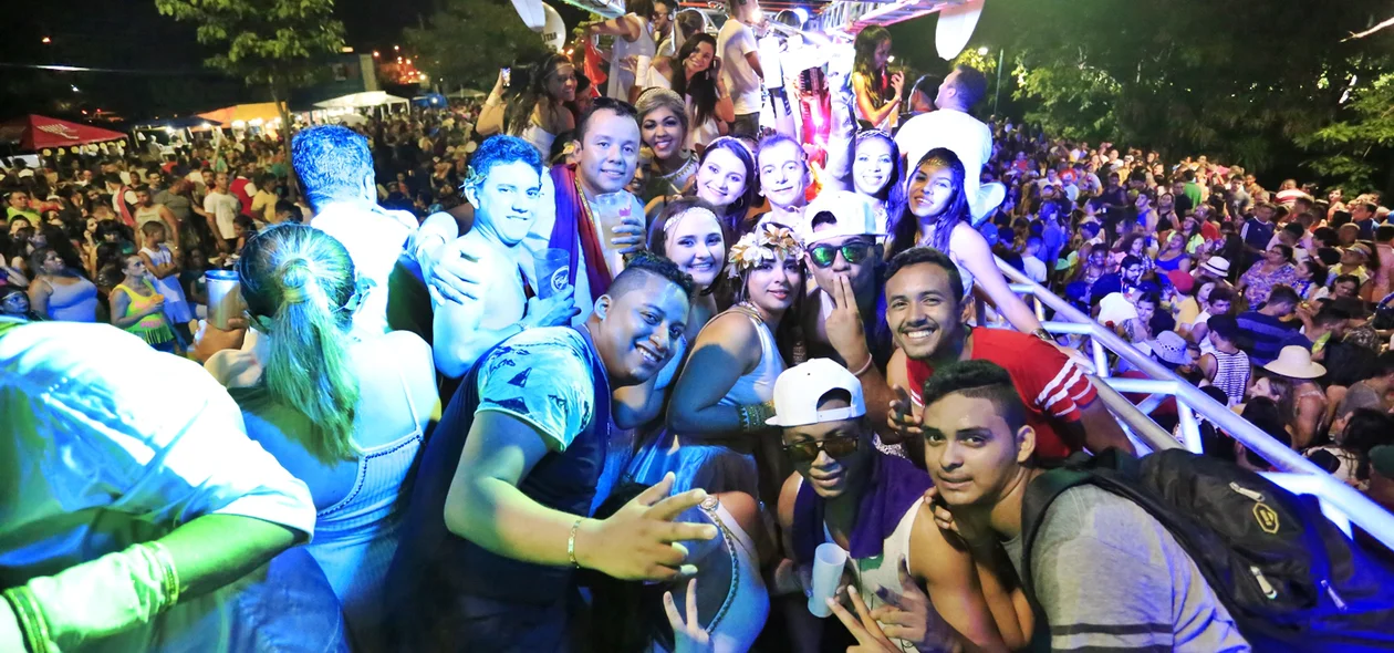 Foliões animados no Corso 2017