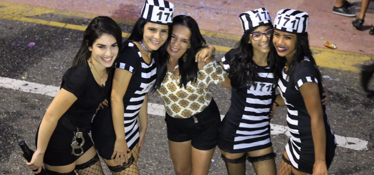 Foliões fantasiados no Corso do Zé Pereira 2017