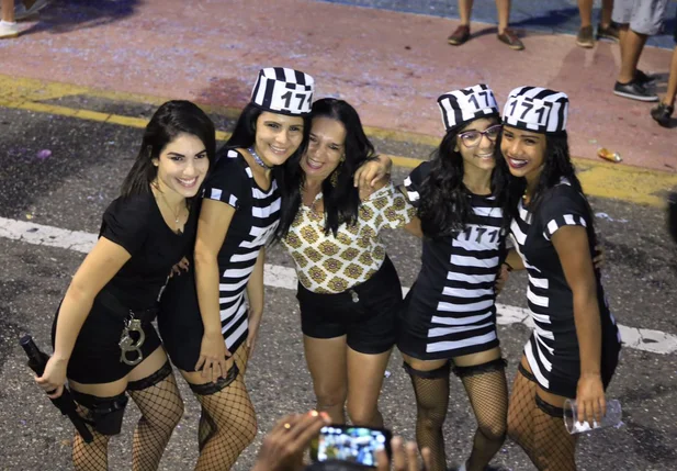 Foliões fantasiados no Corso do Zé Pereira 2017
