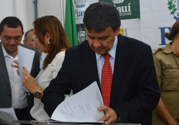 Governador assina ordem de serviços para recuperação da estrada Picos a Itainópolis