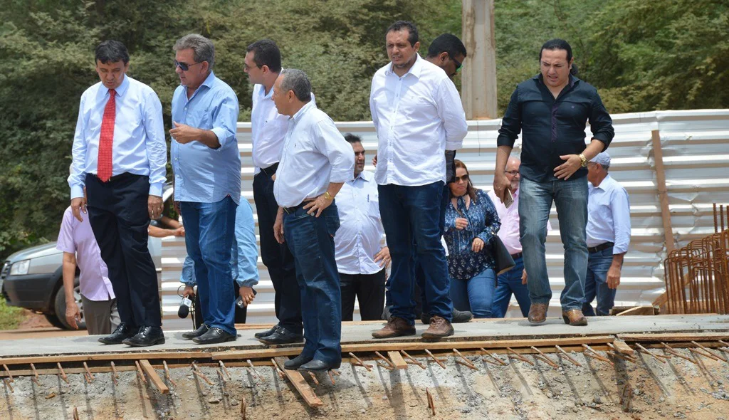 Governador vistoria obra de construção de viaduto